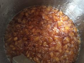 熬到果酱粘稠，温度计测量104度就可以关火了