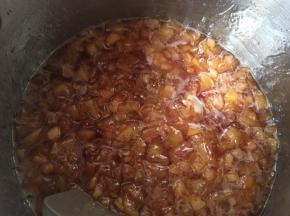 熬到果酱粘稠，温度计测量104度就可以关火了