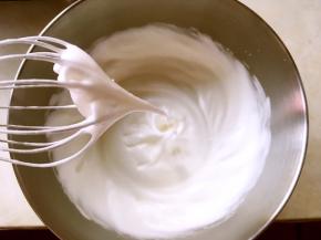 蛋白加几滴柠檬汁，分三次加入砂糖打发至湿性发泡，打蛋器提起有个长长的尖但不滴下来