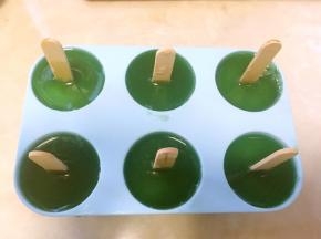 清水加3克砂糖化开，加一滴色素搅拌均匀，倒入模具表层