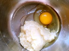 加入一颗鸡蛋，搅拌均匀