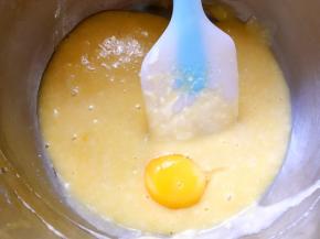 再分离第二颗鸡蛋，蛋黄加入到面糊中拌拌均匀