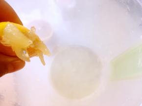 柠檬去籽，挤出柠檬汁