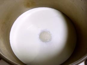 牛奶加淡奶油跟砂糖搅拌均匀，小火加热至砂糖融化即可