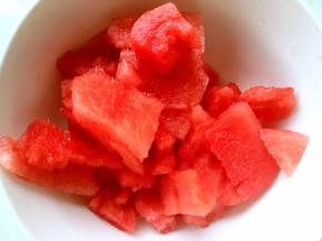 西瓜切碎块，将西瓜籽挑出去