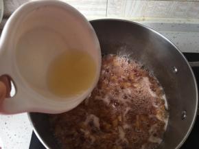 倒入有些粘稠的果酱中