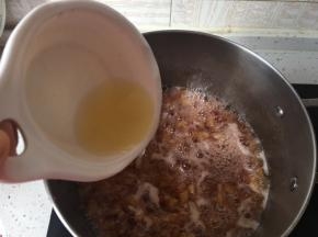 倒入有些粘稠的果酱中