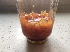 趁热装瓶倒扣，晾凉后放入冰箱保存