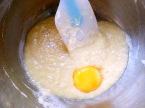 分离鸡蛋，蛋白打发至干净容器，蛋黄加入到面糊中搅拌均匀