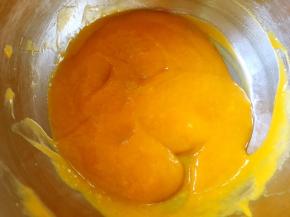 将融化的吉利丁液倒入芒果泥中搅拌均匀