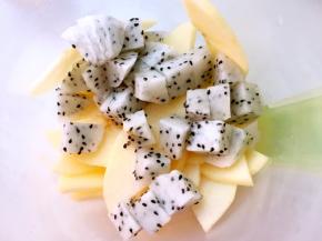 其他水果切块，水果可以根据个人喜欢口味开放，也可以放芒果，青柠檬，桃等