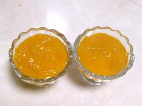 将剩下的芒果泥倒入模具，薄薄一层即可，并用刮刀刮平正，继续冷藏4个小时以上即可食用