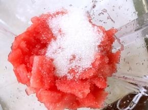 加35克砂糖倒入榨汁机内打成西瓜汁