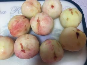 用去皮刀轻轻刮掉果皮