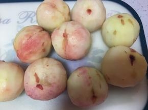 用去皮刀轻轻刮掉果皮