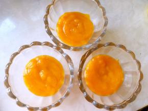 将搅拌好的芒果泥倒入模具，留一少半备用，之后放冰箱冷藏2个小时，我用的烘焙帮奖励的冰激凌杯