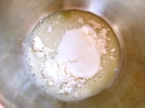 玉米油加热至冒泡，倒入过筛后的低筋面粉，搅拌均匀