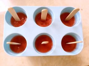 2个多小时后，取出模具，西瓜汁冷冻的凝固些，插上棒冰棍，棒冰棍能够直立不倒即可，如果倾斜证明西瓜汁没冷冻到位，还得冷冻一会，将插好棒冰棍的模具继续放冰箱冷冻2个小时，让西瓜汁冻硬