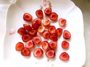 樱桃洗干净，滤干水份，分成两半，去籽备用