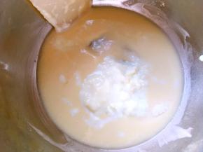 加入炼乳，一小撮盐搅拌均匀