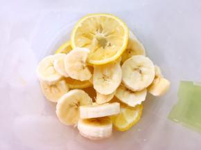 挤过的柠檬别丢掉，切成片，放到容器内，香蕉切片