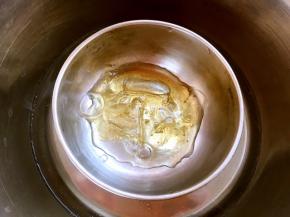 芒果切出150克芒果丁，打成芒果泥，取半片吉利丁片冷水泡软后，隔水融化成液体