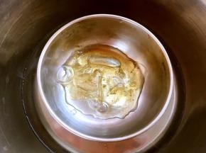 芒果切出150克芒果丁，打成芒果泥，取半片吉利丁片冷水泡软后，隔水融化成液体