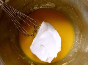 烤箱预热150度，将打发好的蛋白分次加入到蛋黄面糊中翻拌均匀