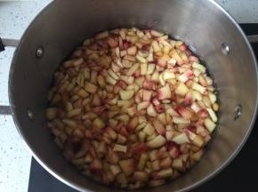 将腌好的桃子倒入锅中