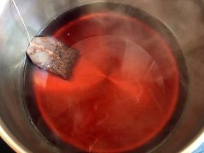 锅内加水，烧开，放入茶包小火煮10分钟