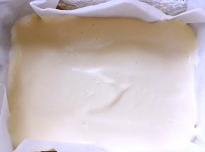 模具铺油纸，倒入一半搅拌好的面糊，用刮刀刮平正