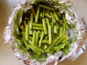 芦笋洗干净切段，铺在粉丝上