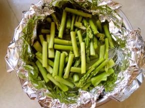 芦笋洗干净切段，铺在粉丝上