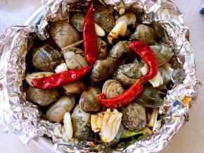 烤箱预热220度，将调好的汁液倒在花甲上