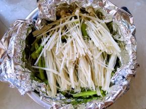 金针菇洗干净切两段，铺在芦笋上