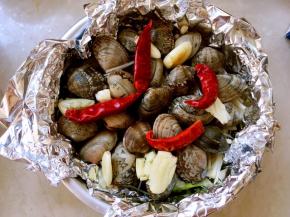 蒜拍碎，跟干辣椒一起撒在表层