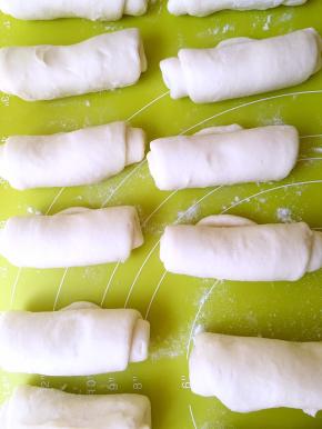 松弛好的面团擀成长条，卷成牛舌状，松弛15分钟