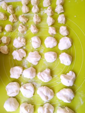 分成25等份，油酥皮材料也分成25等份