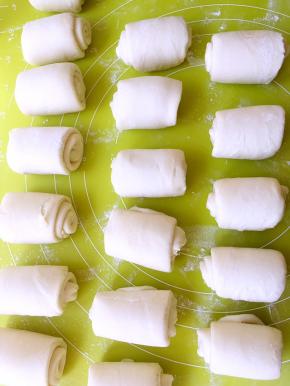 再擀成长条，卷起来，松弛15分钟