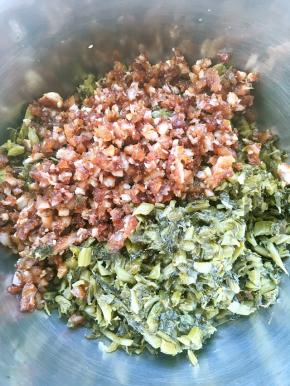 红烧肉凉透取出，切成肉末，雪菜滤干水份，炖肉剩下的一点汤汁及油倒入盆内，一起活成馅