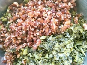 红烧肉凉透取出，切成肉末，雪菜滤干水份，炖肉剩下的一点汤汁及油倒入盆内，一起活成馅