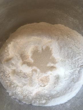 面粉加酵母，水，活成光滑的面团