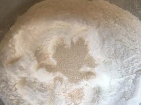 面粉加酵母，水，活成光滑的面团