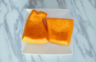 南瓜去皮，洗干净