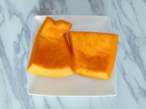 南瓜去皮，洗干净