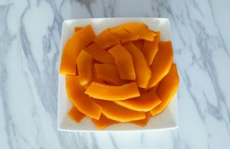 拿出蒸熟的南瓜放入碗中压成南瓜泥