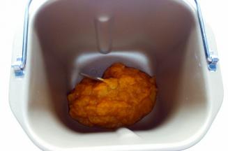 将南瓜泥倒入面包机