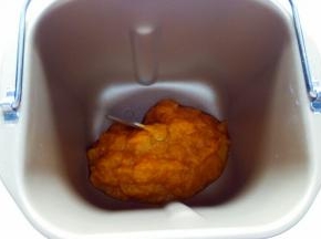 将南瓜泥倒入面包机