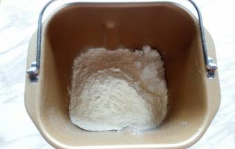 倒入面粉，边角放入白糖