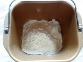 倒入面粉，边角放入白糖